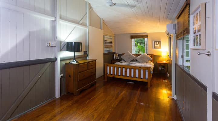 Obrovská spálňa Master 3 m x 7 m s klimatizáciou a úložným priestorom nad krásnymi bambusovými záhradami.