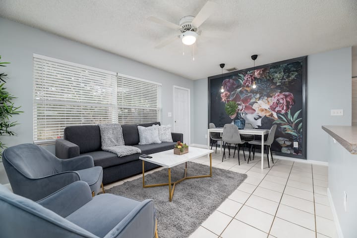Spacious 2br/2ba Oasis W Grand Pool | Top Location - Wilton Manors, FL