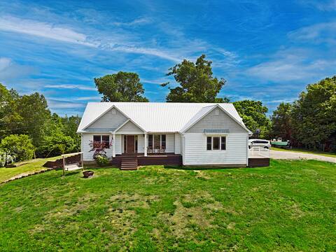 Lake Retreat | Games | Fire Pit | Hot Tub | 2 SUPs