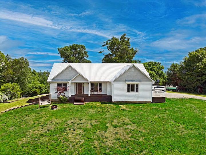 Lake Retreat | Games | Fire Pit | Hot Tub | 2 SUPs