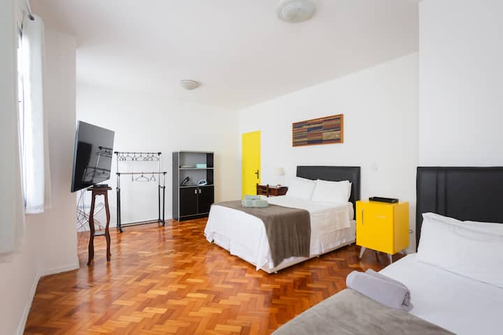 Habitación con minibar, soporte con estantes y percha;