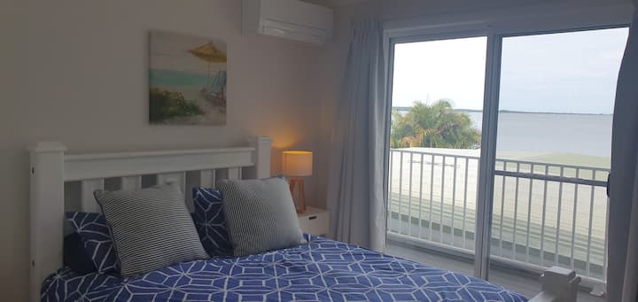 Lit queen size avec accès au balcon à l'étage. Vue sur l'eau.