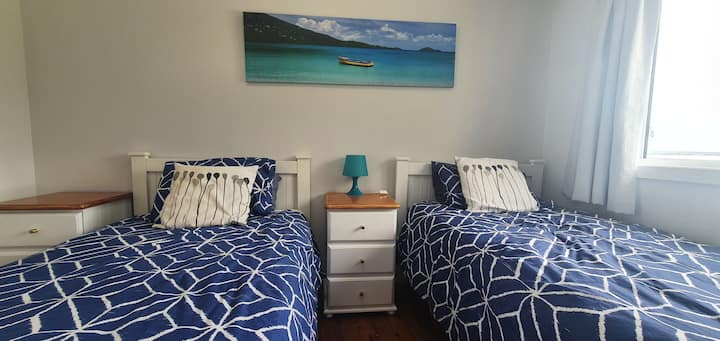 2 lits king size simple. Vue sur l'eau et climatisation