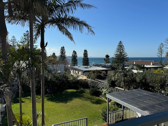 Family friendly 4 bedroom house close to the beach