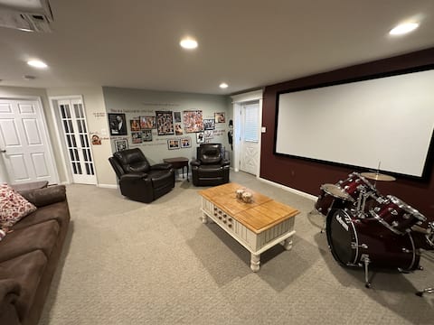 5 BR w/Band&Piano setup/private Gym/Theater&Entry