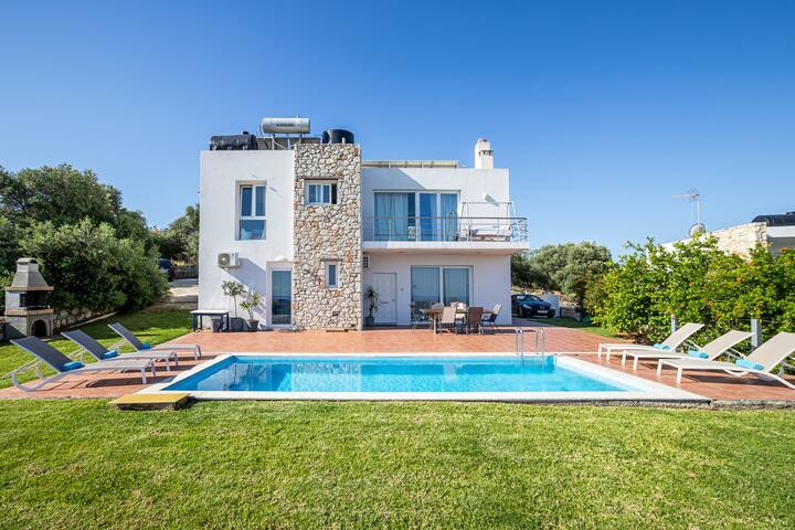 Ground floor apartment private pool and sea view