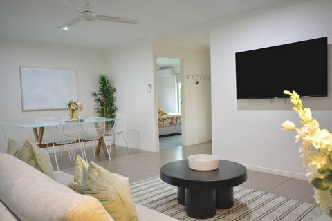 Lux in Bundy! - Wifi, AC, Netflix/Disney & comfort