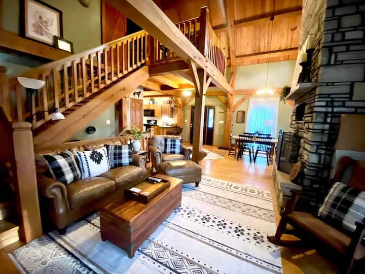 3 bedrooms with hot tub, fireplace. Walk to town.