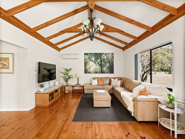 Brumby Cottage | Dog Friendly | Private Acreage