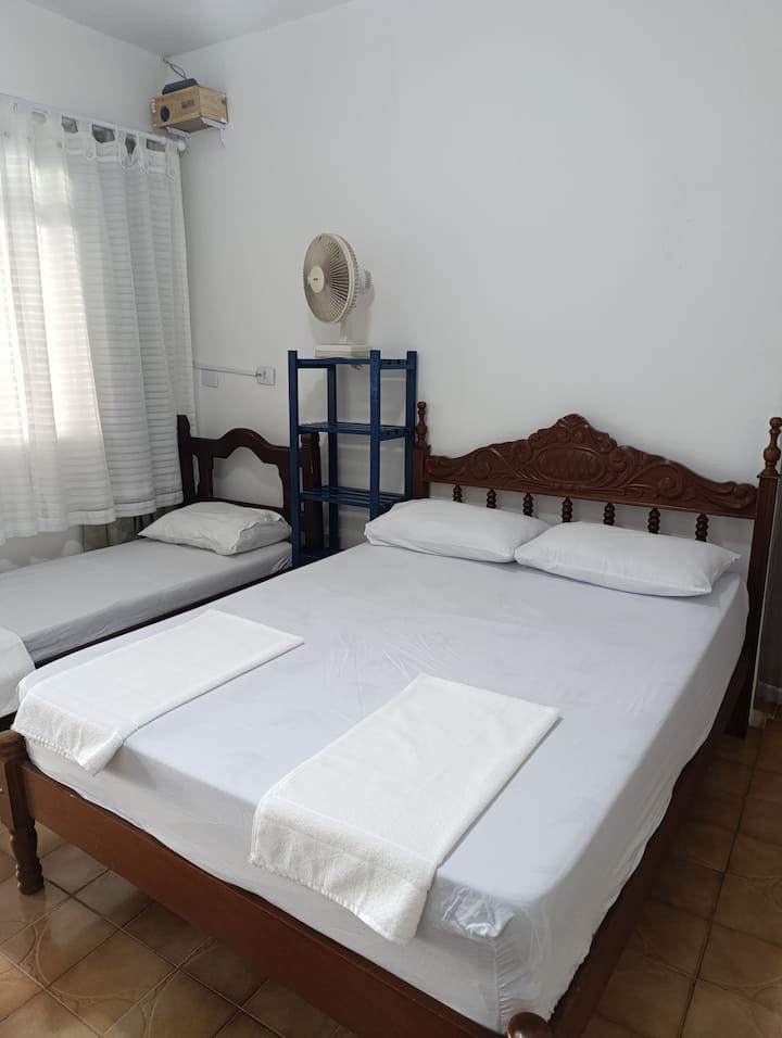 Dhomë gjumi/dhomë e madhe me perde, derë të errët dhe ballkon për ballkonin, dollap për mbështetjen e bagazheve dhe tavolinë zyre me kolltuk, ka gjithashtu një ventilator tavani dhe një ventilator të vetëm.