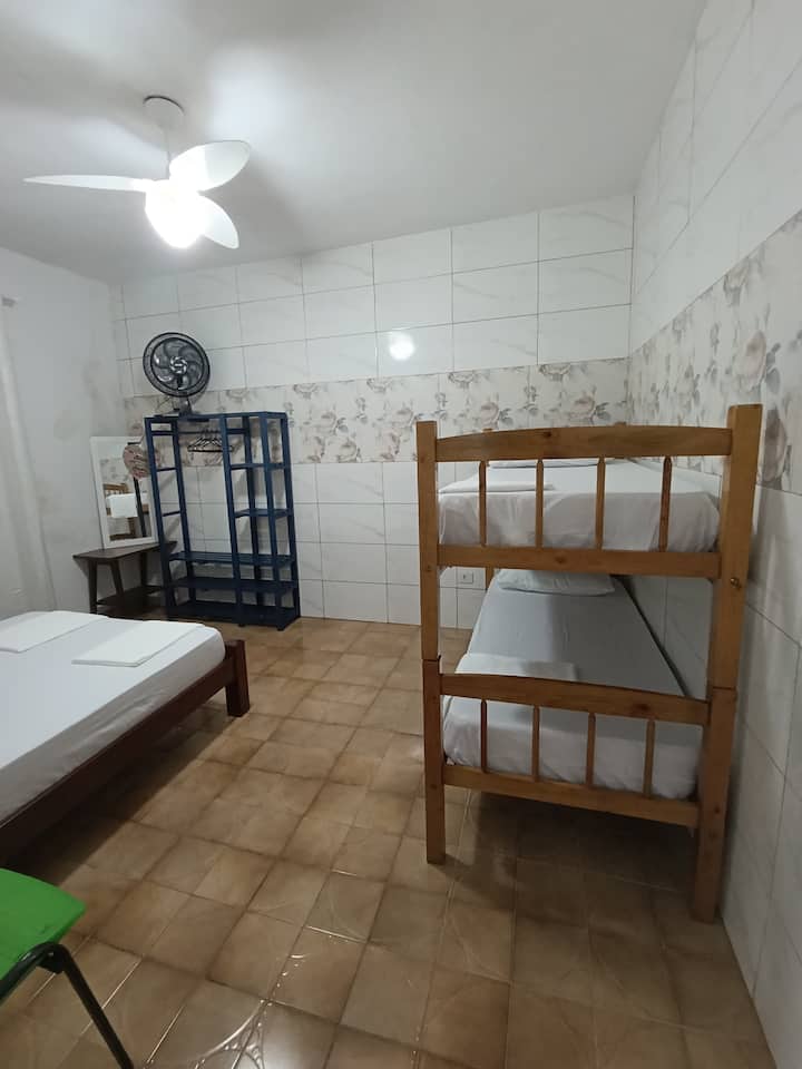 Peshqirët e banjës dhe shtrojat e fytyrës dhe të krevatit ofrohen pas njoftimit paraprak dhe pagesës së tarifës prej 50 realësh.