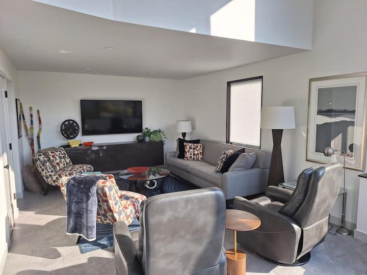 Modern 3-bed, 3-bath - 3 Miles From Notre Dame - South Bend, IN