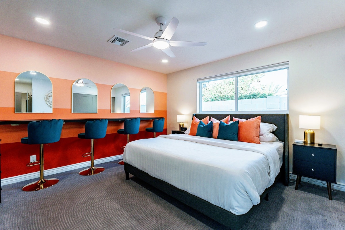 Get ready side by side at the four-seat beauty bar before heading out to Old Town