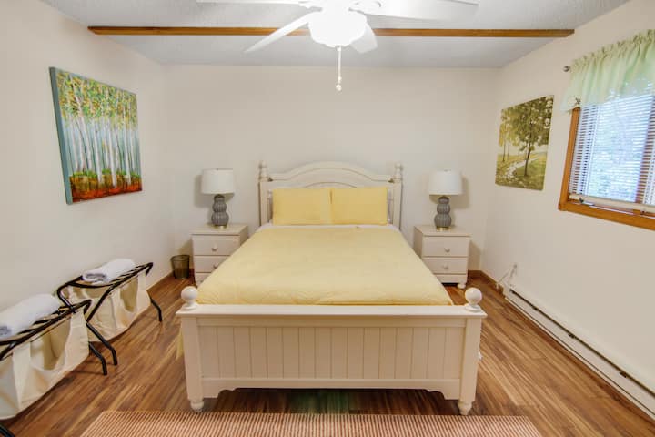 Acogedor y acogedor, el dormitorio queen del segundo piso ofrece una lujosa cama para noches de descanso, una cómoda espaciosa, armario y TV para relajarse por la noche. Decorada cuidadosamente, esta habitación ofrece un refugio tranquilo después de un día de aventura.