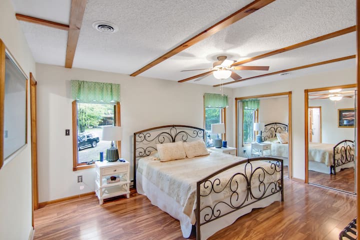 Suite con dormitorio principal tamaño KING en el segundo piso con dos armarios grandes, baño completo privado y TV. La habitación es espaciosa con mucho espacio de almacenamiento y luz natural, lo que ofrece un espacio cómodo para descansar después de un día de actividades.