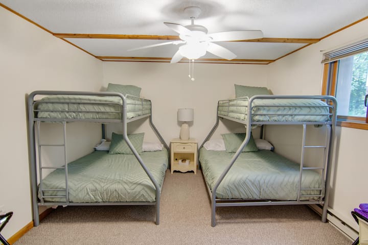 Esta versátil habitación con literas cuenta con dos literas individuales, que ofrecen mucho espacio tanto para niños como para adultos. Una cómoda y un amplio espacio en el armario proporcionan almacenamiento, lo que hace que esta habitación sea perfecta para familias o grupos que necesitan alojamiento adicional para dormir.