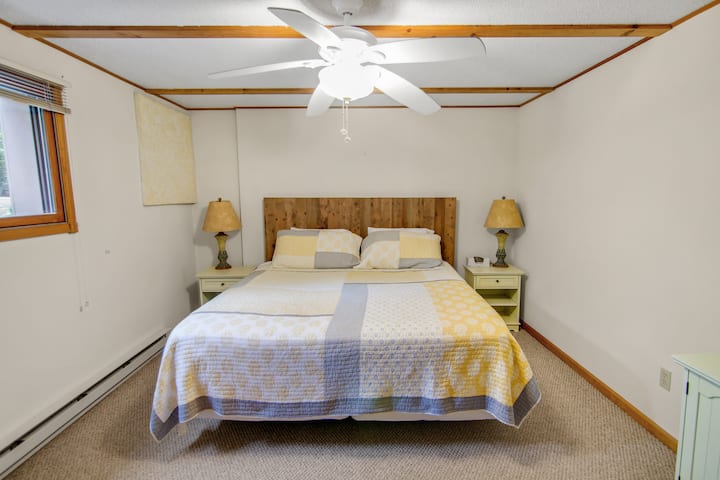 Relájate en el cómodo dormitorio TAMAÑO KING del primer piso, con una acogedora cama con sábanas suaves, una cómoda espaciosa y un armario grande para todas tus pertenencias. Mantente fresco con el ventilador de techo mientras te relajas después de un día de aventura y relajación.