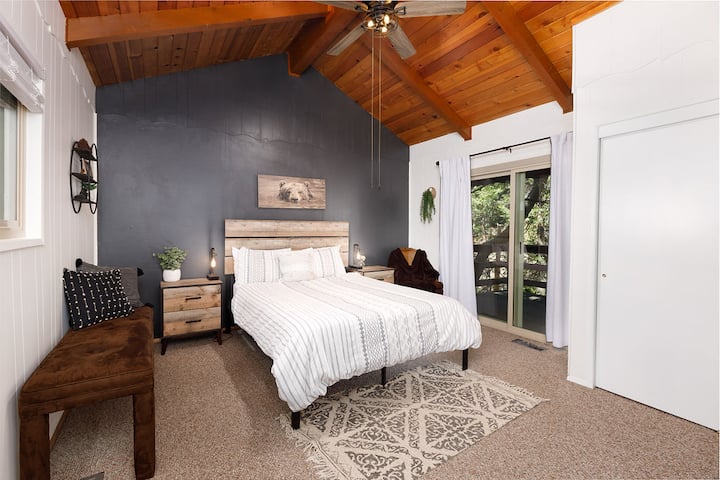Bedrooms on opposite sides of cabin, they do not share a wall.  3rd Bedroom is downstairs. This is not the 3rd bedroom