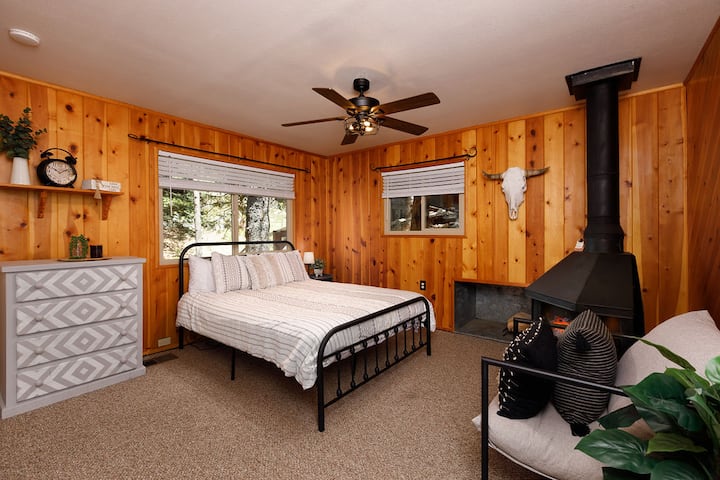 Bedrooms on opposite sides of cabin, they do not share a wall.  3rd Bedroom is downstairs. This is not the 3rd bedroom