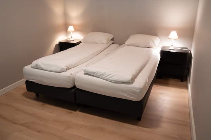 Спалня 2 в експлозия на цветя в апартамент 1 (в горната част на стълбите) 