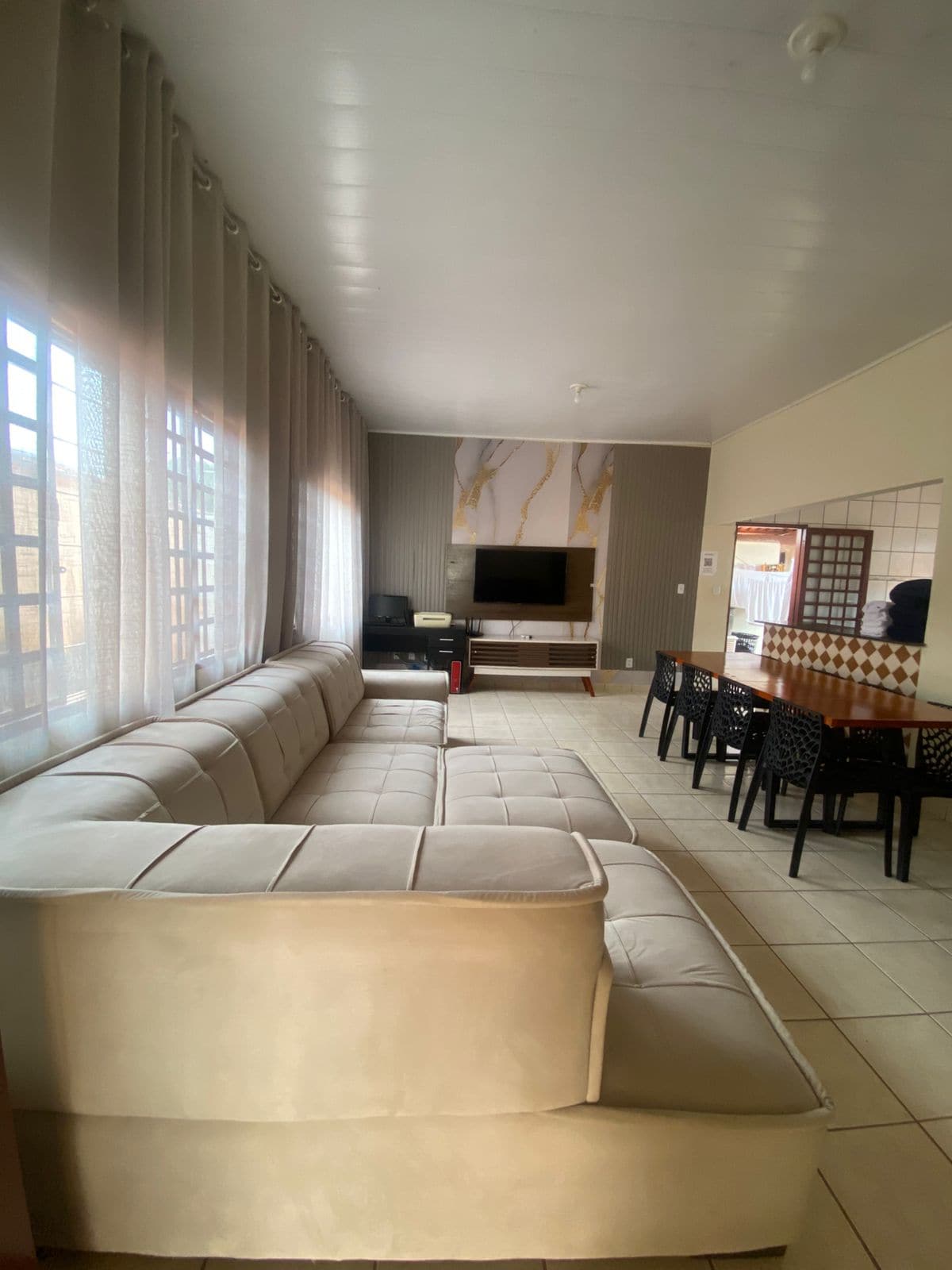 Sofa yenye nafasi kubwa kwa ajili ya starehe ya wageni wetu. 