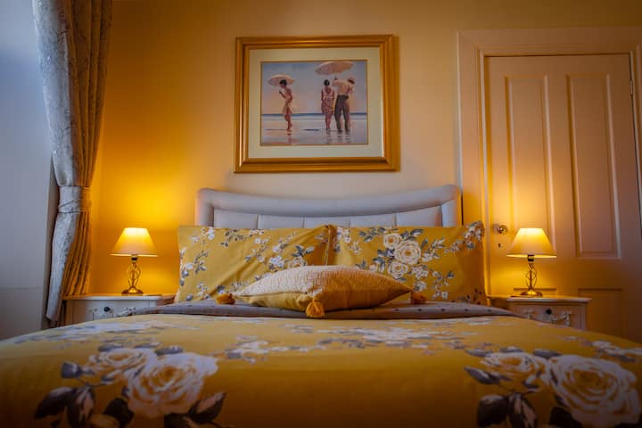 The double bed's dimensions are 54" x 76" (137cm x 190cm).
