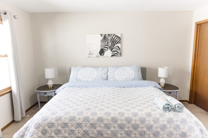 Главната соба има приватна бања. И фотографиите се прикачени. И тоа :) 