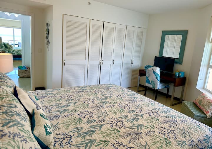 غرفة نوم ثانية بسرير كينج وتلفزيون ومساحة عمل ومساحة تخزين واسعة ؛ مساحة أخرى لـ "العمل".