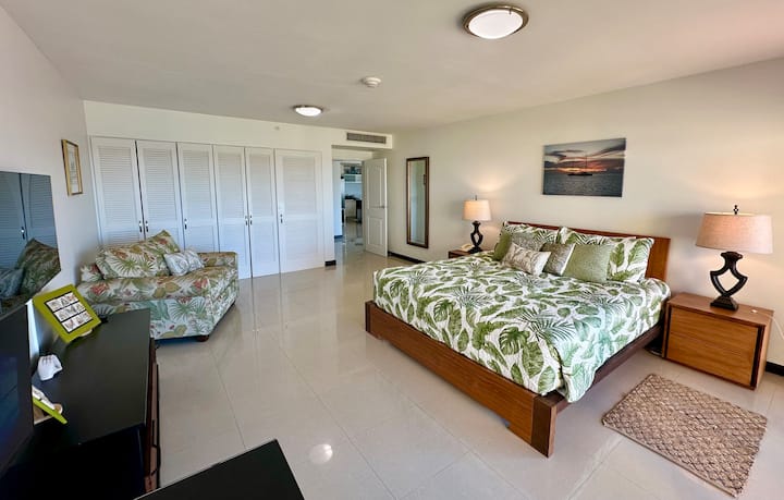 غرفة نوم رئيسية بسرير كينج ومكتب وكرسي ومساحة تخزين واسعة وشرفة خاصة بإطلالة على غروب الشمس. كما تحتوي غرفة النوم الرئيسية على خيار فتح كرسي النوم المزدوج ليصبح سريرًا لطفل صغير.