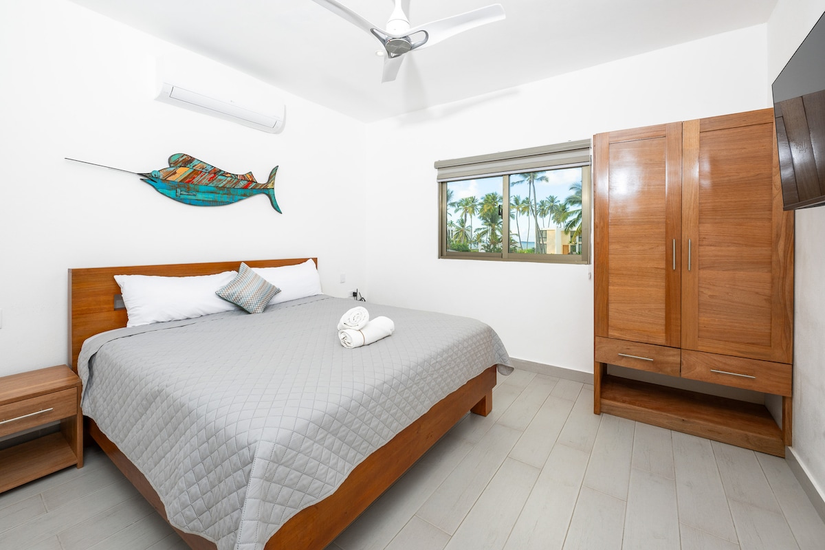 ห้องมาร์ลิน 1 มีเตียงขนาดคิงไซส์ เครื่องปรับอากาศ ห้องน้ำส่วนตัว ตู้เสื้อผ้า และทีวี