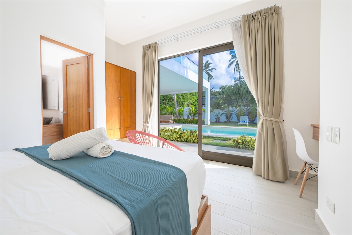 เครื่องนอนระดับพรีเมียมและม่านทึบแสงเพื่อให้มั่นใจว่าคุณจะนอนหลับสบายและเป็นส่วนตัว