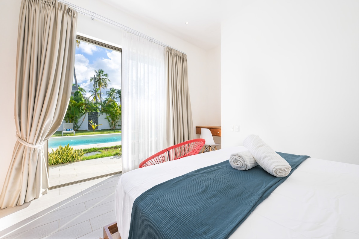 เครื่องนอนระดับพรีเมียมและม่านทึบแสงเพื่อให้มั่นใจว่าคุณจะนอนหลับสบายและเป็นส่วนตัว