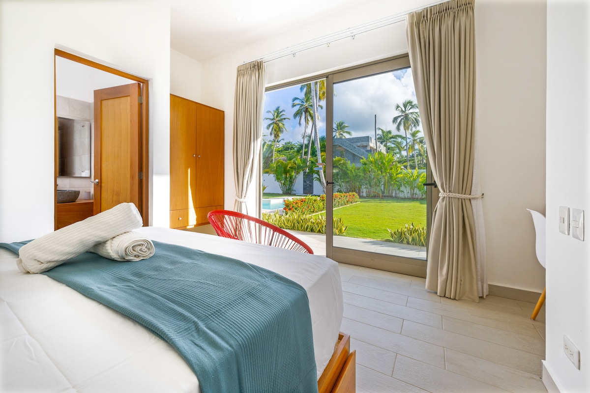 เครื่องนอนระดับพรีเมียมและม่านทึบแสงเพื่อให้มั่นใจว่าคุณจะนอนหลับสบายและเป็นส่วนตัว