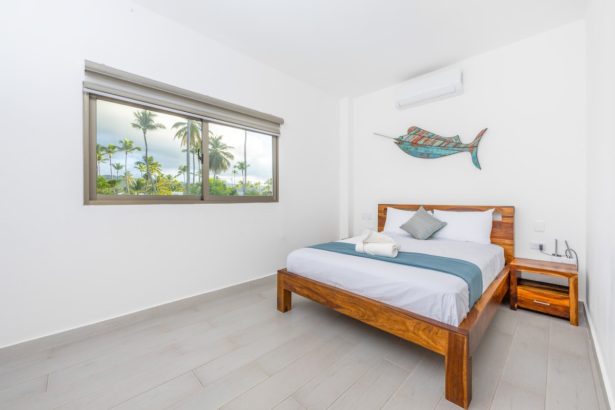 ห้องมาร์ลิน 2 มีเตียงควีนไซส์ เครื่องปรับอากาศ ห้องน้ำส่วนตัว ตู้เสื้อผ้า และทีวี