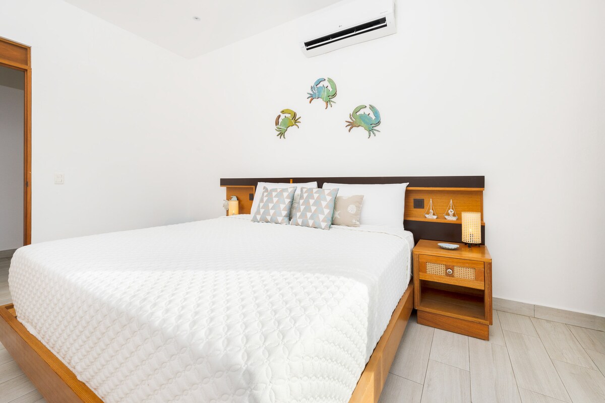 ห้องนอนใหญ่มีเตียงคิงไซส์