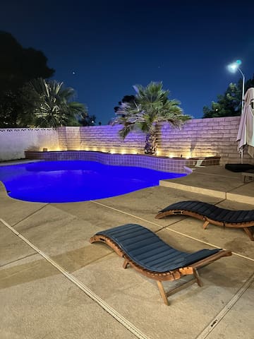 Vegas Retreat, Heated Pool ☼, 10 Min to Strip