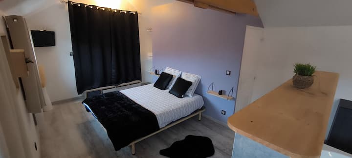 Საძინებლის ზემოთ საწოლი 160 ‑ დან 200 სმ ‑ მდე 66 სმ ‑ იანი ტელევიზორით Netflix ‑ ით 