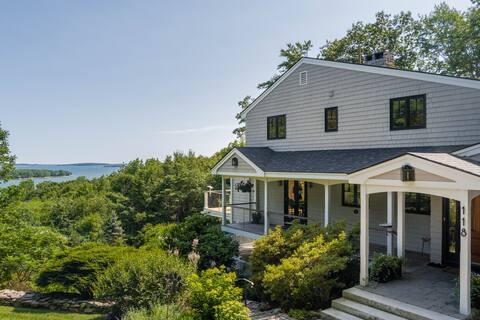 Water views, privacy, decks, minutes to Portland