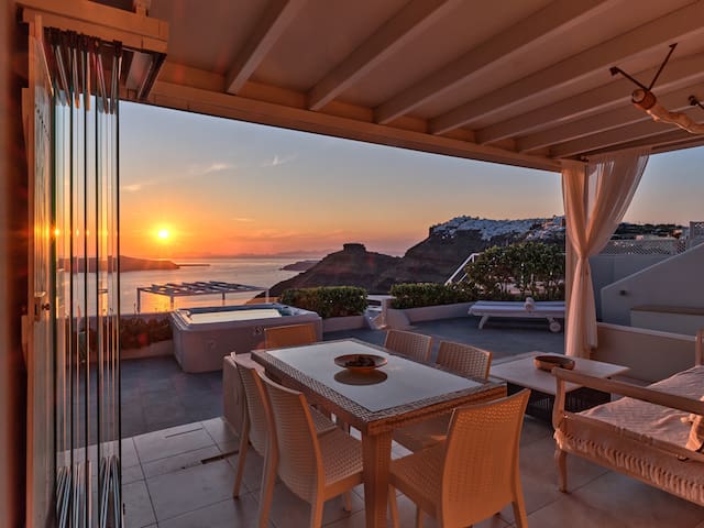 Sunset View Villa Santorini – Outdoor Jacuzzi