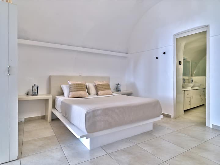 Queen Size Bed
Ensuite with 2 sinks
Cupboards and draws
Hangers
Shampoo, Conditioner & Body wash.
Fresh towels
