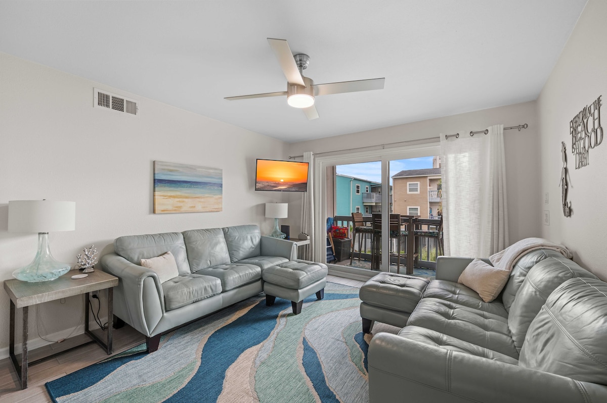 Popular Airbnb listing: Steps to Beach~ Gulf View~ Pool~ Arcades~ King Bed in Oriole Beach