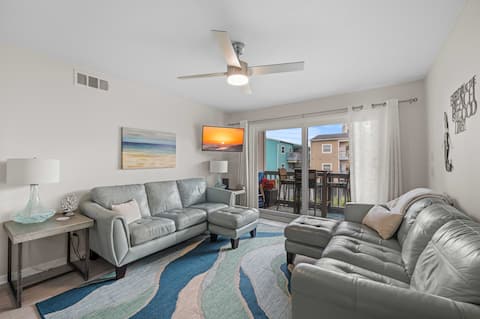 Popular Airbnb listing: Steps to Beach~ Pool~ Gulf View~ Arcades~ King Bed in Oriole Beach