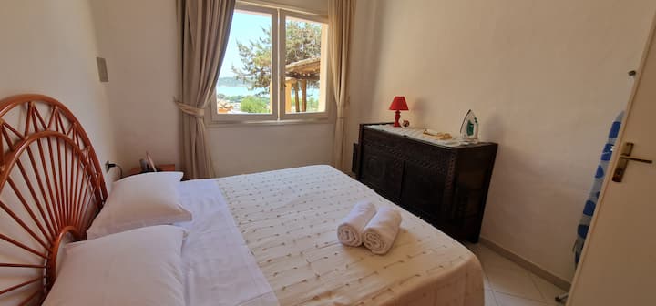 soba u prizemlju s pogledom na more i privatnom kupaonicom 