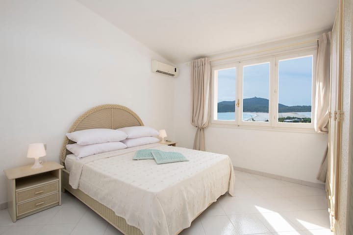 spavaća soba za dvije osobe s panoramskim pogledom na more 