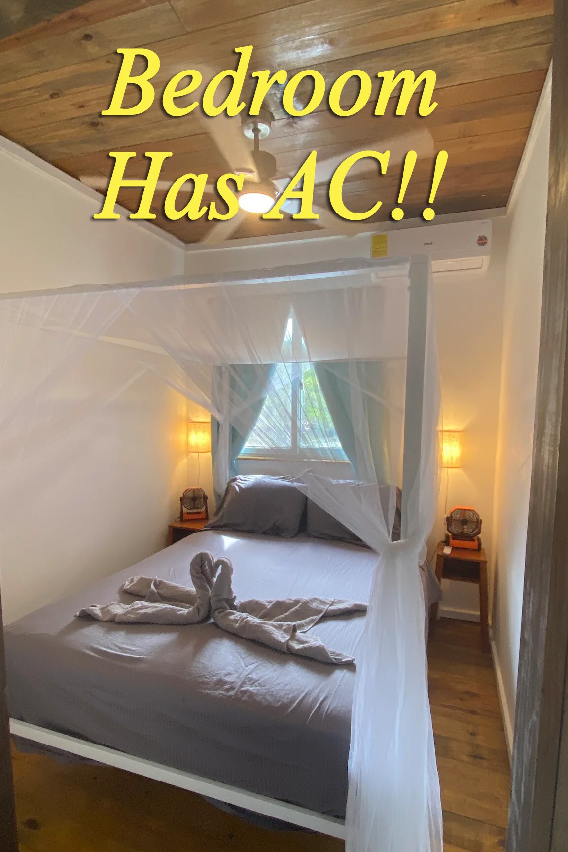 Queensize bed, met muskietengaas, een plafondventilator, airconditioning in de slaapkamer en 2 oplaadbare ventilatoren op batterijen aan elke kant van het bed. 