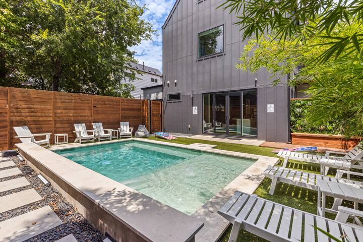 Downtown Luxury Oasis – Heated Pool! (5 Bedrooms) gallery image 5