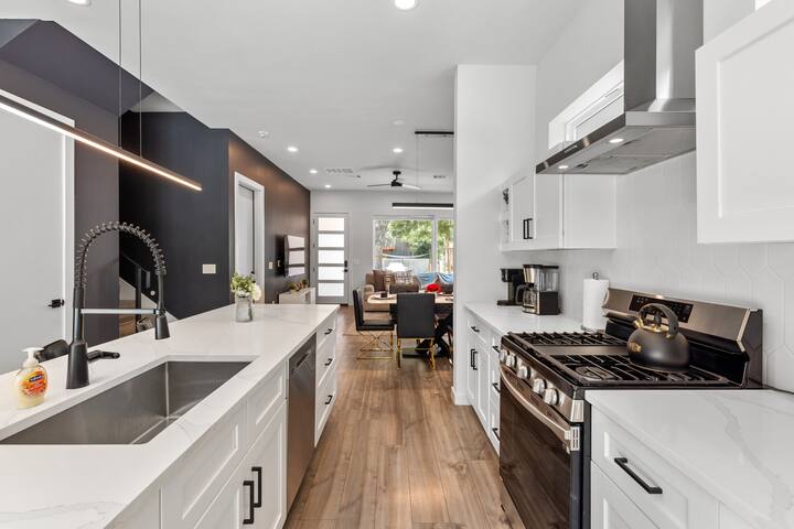 Downtown Luxury Oasis – Heated Pool! (5 Bedrooms) gallery image 2