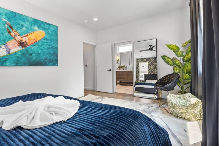 Downtown Luxury Oasis – Heated Pool! (5 Bedrooms) gallery image 4