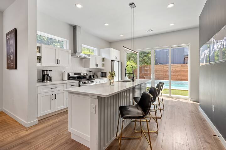 Downtown Luxury Oasis – Heated Pool! (5 Bedrooms) gallery image 3