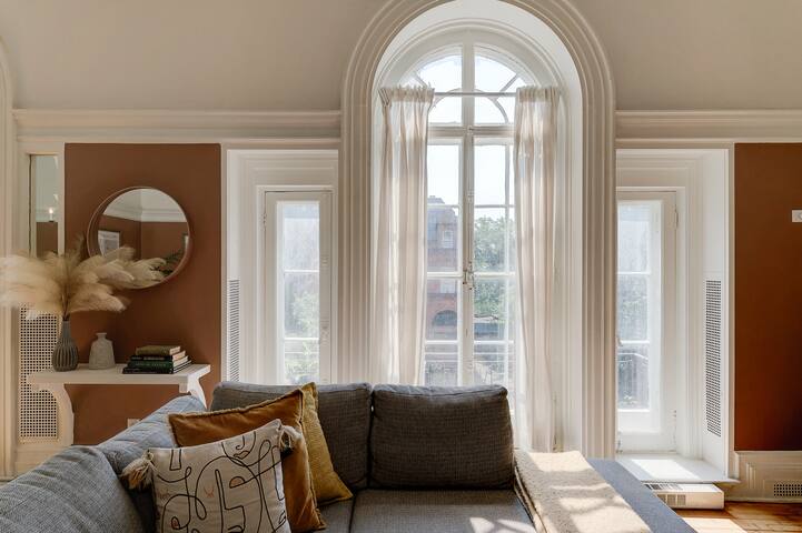 Old century 2BR apartment downtown Montreal gallery image 3